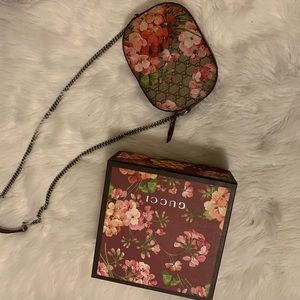 Gucci GG Supreme Monogram Blooms Print Camera Bag